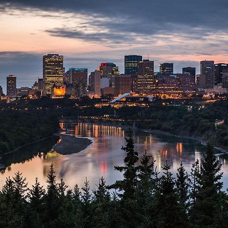 Vibrant Modern Oasis - Free Parking, Netflix, Fast Wi-Fi - Long Stays Welcome Edmonton Exterior photo