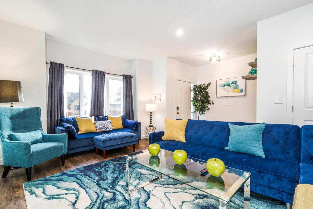 Vibrant Modern Oasis - Free Parking, Netflix, Fast Wi-Fi - Long Stays Welcome Edmonton Exterior photo