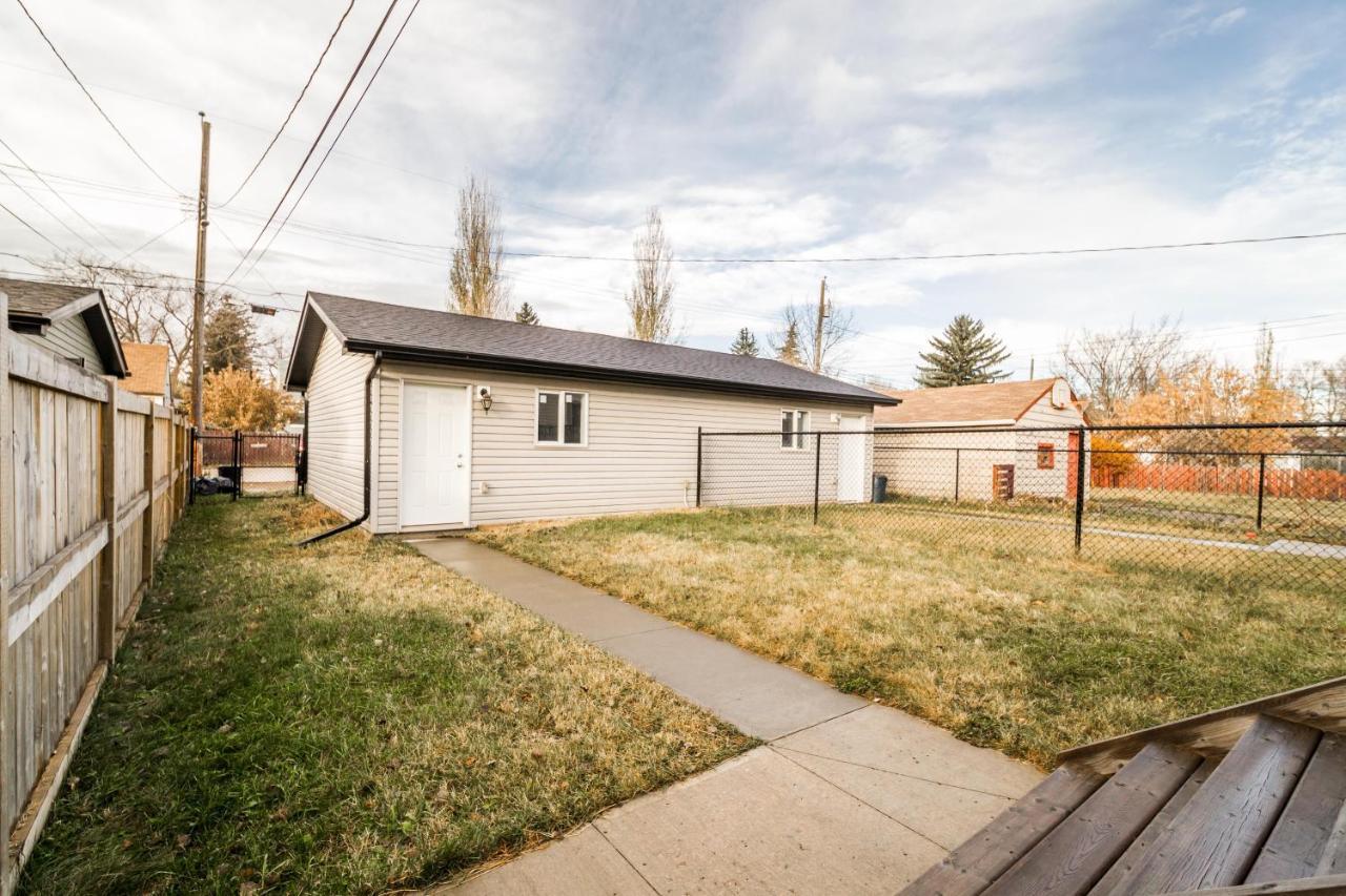 Vibrant Modern Oasis - Free Parking, Netflix, Fast Wi-Fi - Long Stays Welcome Edmonton Exterior photo