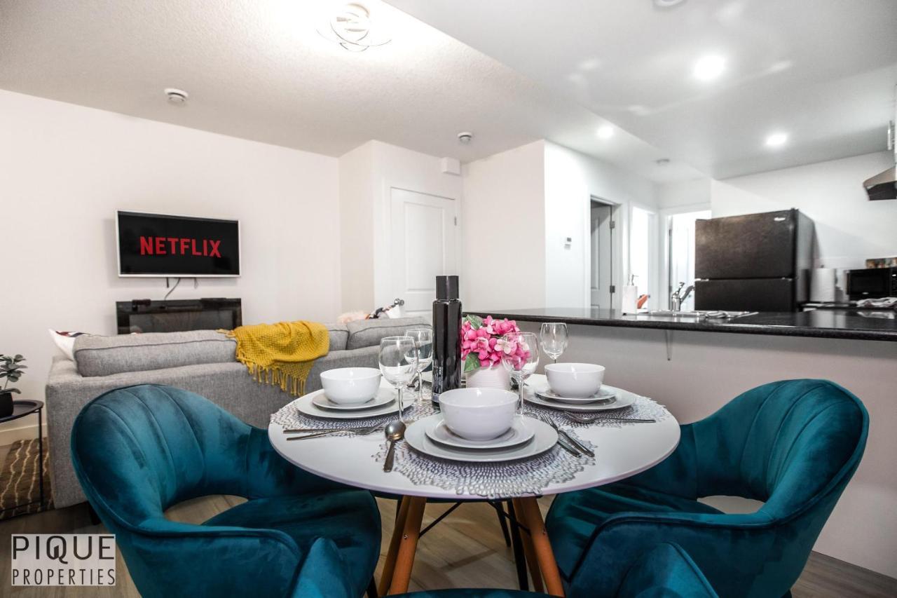 Vibrant Modern Oasis - Free Parking, Netflix, Fast Wi-Fi - Long Stays Welcome Edmonton Exterior photo