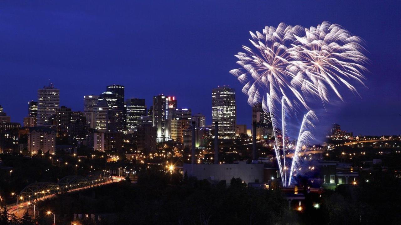 Vibrant Modern Oasis - Free Parking, Netflix, Fast Wi-Fi - Long Stays Welcome Edmonton Exterior photo