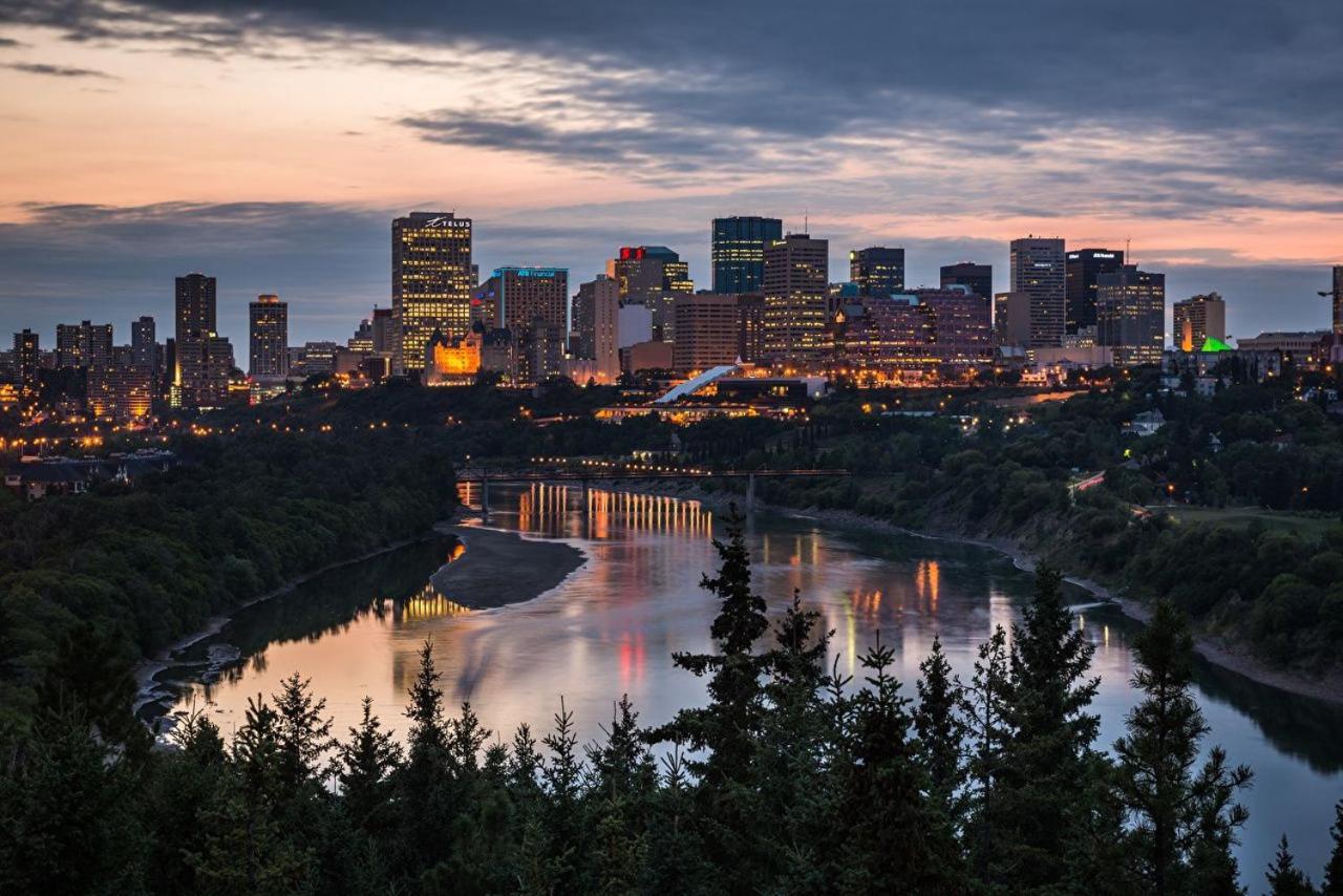 Vibrant Modern Oasis - Free Parking, Netflix, Fast Wi-Fi - Long Stays Welcome Edmonton Exterior photo